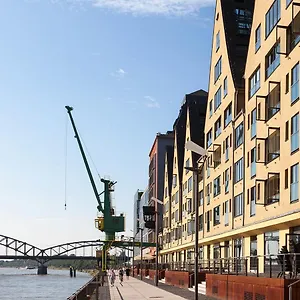 Großzügiges Mit Badezimmer In Rheinwohnung , Köln Deutschland